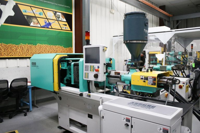 注塑加工產品時，如何選擇合適的注塑機設備？